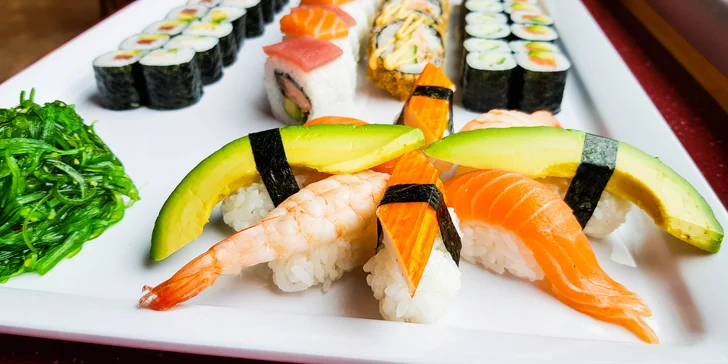 54 ks sushi: japonská hostina s lososem, krabem, krevetami i avokádem pro dva