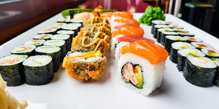 54 ks sushi: japonská hostina s lososem, krabem, krevetami i avokádem pro dva
