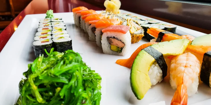 54 ks sushi: japonská hostina s lososem, krabem, krevetami i avokádem pro dva
