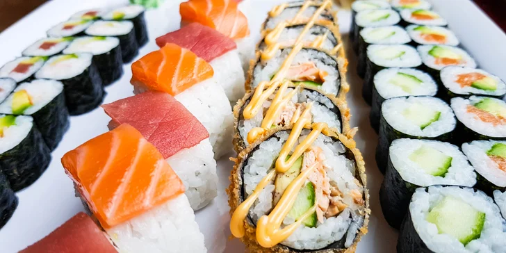 54 ks sushi: japonská hostina s lososem, krabem, krevetami i avokádem pro dva