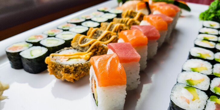 54 ks sushi: japonská hostina s lososem, krabem, krevetami i avokádem pro dva
