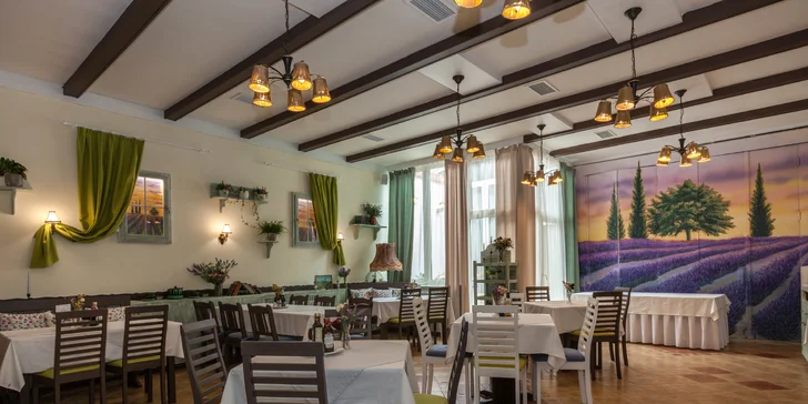 Tři chody v La Route pro dva: telecí steak či filet z lososa i lahev vína