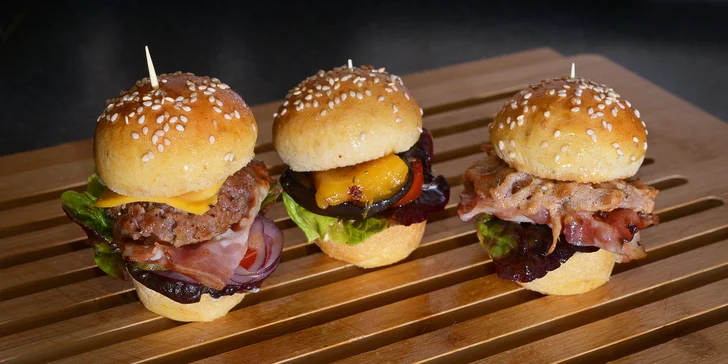 Co s sebou na svačinku: miniburgery podle výběru a křupavé hranolky