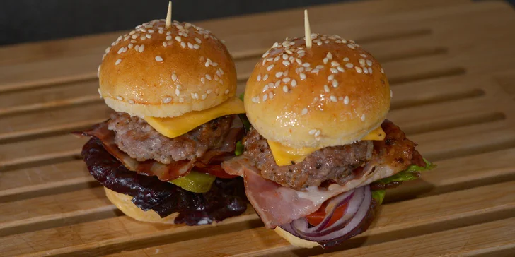 Co s sebou na svačinku: miniburgery podle výběru a křupavé hranolky