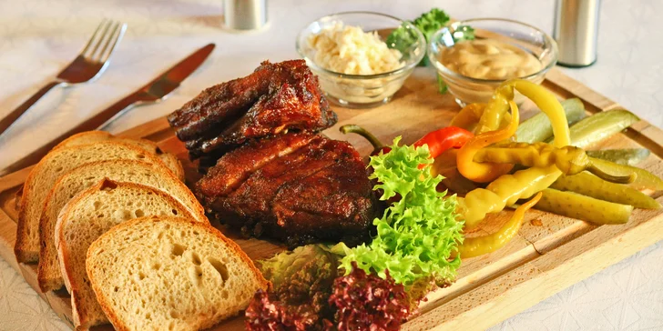 Prkno s grilovaným kolenem a marinovanými žebry nebo i kuřecími stripsy a k tomu hranolky a salát Coleslaw