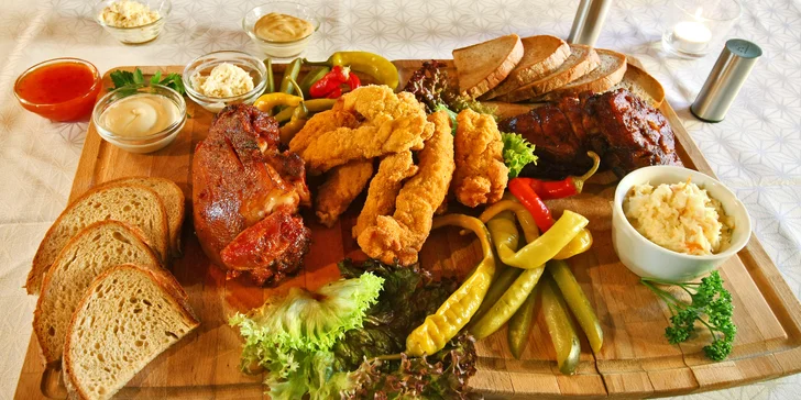 Prkno s grilovaným kolenem a marinovanými žebry nebo i kuřecími stripsy a k tomu hranolky a salát Coleslaw