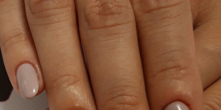 Krásné a zdravé nehty: klasická manikúra nebo i s gellakem