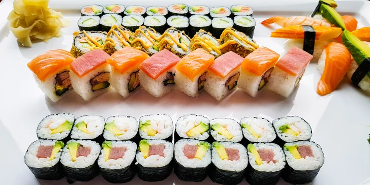 54 ks sushi: japonská hostina s lososem, krabem, krevetami i avokádem pro dva