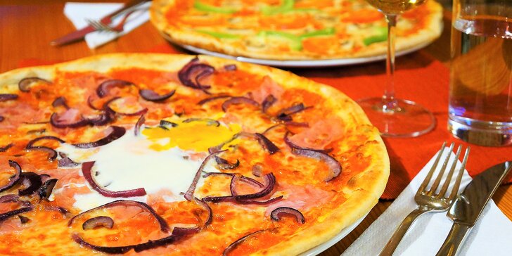 Dvě 40cm pizzy podle výběru: margherita, salámová, špenátová i s kuřecím
