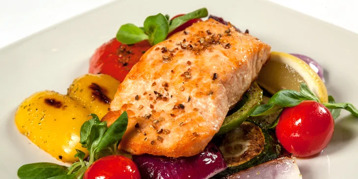 Tři chody v La Route pro dva: telecí steak či filet z lososa i lahev vína