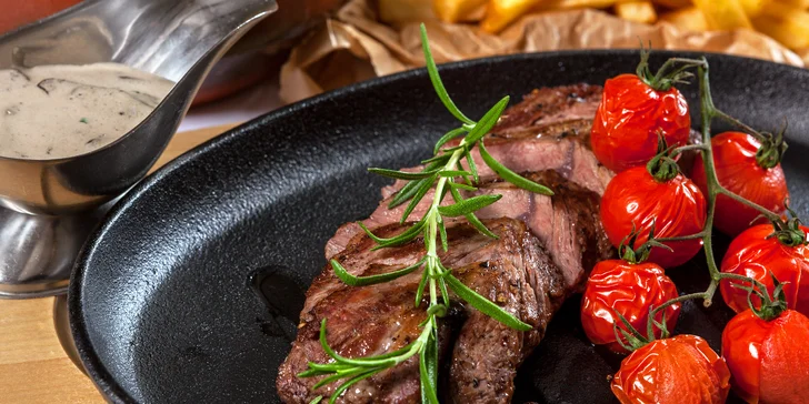 Tři chody v La Route pro dva: telecí steak či filet z lososa i lahev vína