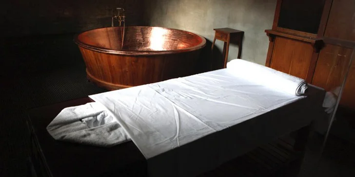 Dvě hodiny relaxu jen pro vás dva: pivní nebo vinná lázeň, masáž a nápoj