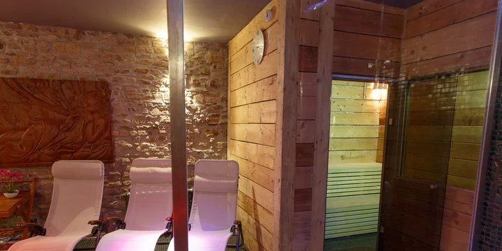 Dvě hodiny relaxu jen pro vás dva: pivní nebo vinná lázeň, masáž a nápoj