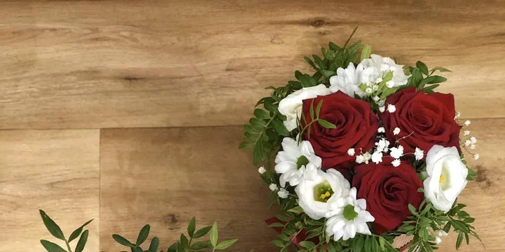 Květinové boxy: rudé růže, bílé chryzantémy, alstromérie i ozdobná zeleň s možností rozvozu