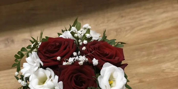 Květinové boxy: rudé růže, bílé chryzantémy, alstromérie i ozdobná zeleň s možností rozvozu