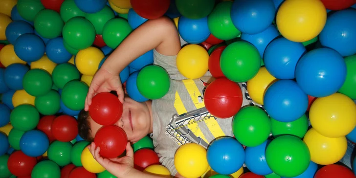 Celodenní vstup do herny pro děti: skluzavka, trampolína i opičí dráha