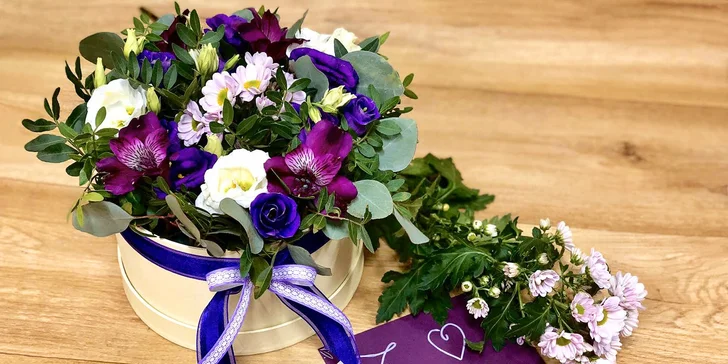 Květinové boxy: rudé růže, bílé chryzantémy, alstromérie i ozdobná zeleň s možností rozvozu