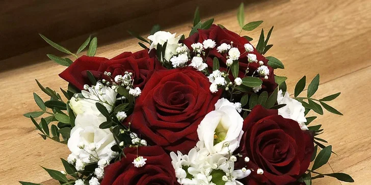 Květinové boxy: rudé růže, bílé chryzantémy, alstromérie i ozdobná zeleň s možností rozvozu