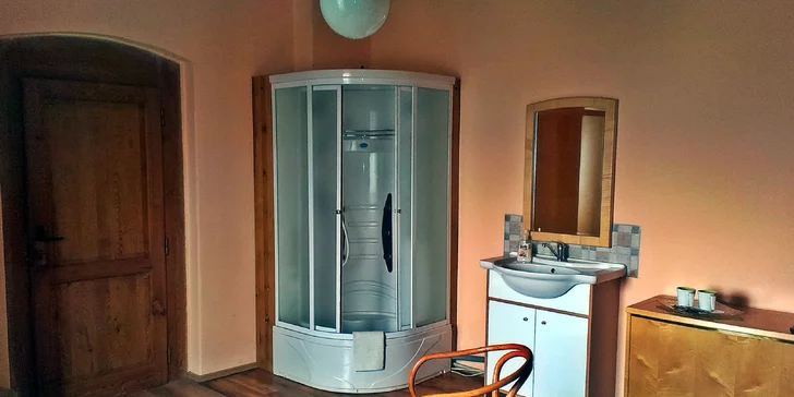 Ostrov u Karlových Varů: dvoulůžkový pokoj či apartmán, snídaně i slevy