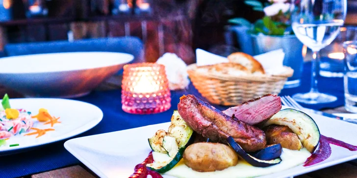 Valentýnské menu v moderní restauraci: losos, žampionový krém, kachní prso i dezert