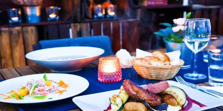 Valentýnské menu v moderní restauraci: losos, žampionový krém, kachní prso i dezert
