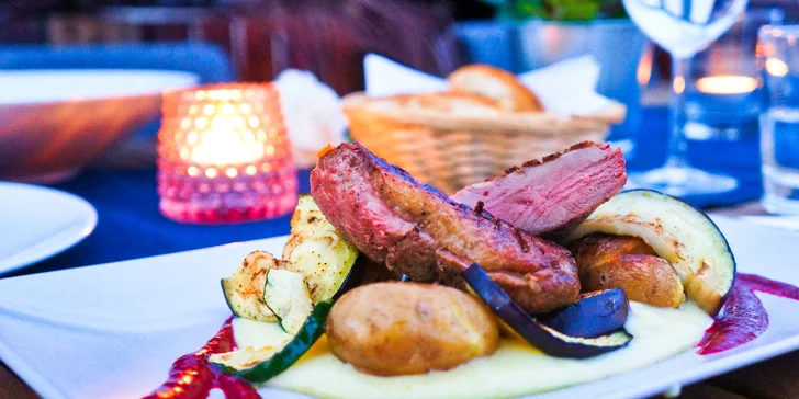 Valentýnské menu v moderní restauraci: losos, žampionový krém, kachní prso i dezert