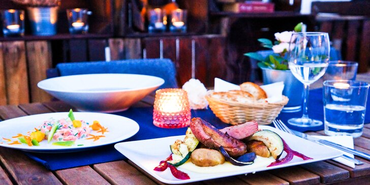 Valentýnské menu v moderní restauraci: losos, žampionový krém, kachní prso i dezert