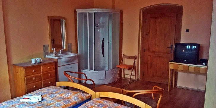 Ostrov u Karlových Varů: dvoulůžkový pokoj či apartmán, snídaně i slevy
