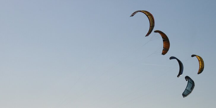 S větrem v zádech: kurz landkitingu či kiteboardingu na Lipně s možností ubytování
