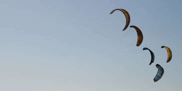S větrem v zádech: kurz landkitingu, kiteboardingu či snowkitingu na Lipně
