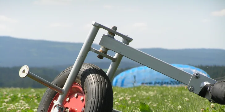S větrem v zádech: kurz landkitingu, kiteboardingu či snowkitingu na Lipně