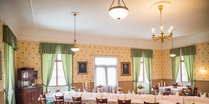 Pobyt v pokoji či apartmánu na zámku Lobeč: snídaně, láhev vína a piknikový koš či prohlídka zámku Stránov