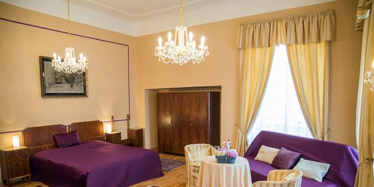 Pobyt v pokoji či apartmánu na zámku Lobeč: snídaně, láhev vína a piknikový koš či prohlídka zámku Stránov