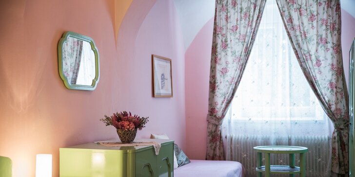 Pobyt v pokoji či apartmánu na zámku Lobeč: snídaně, láhev vína a piknikový koš či prohlídka zámku Stránov