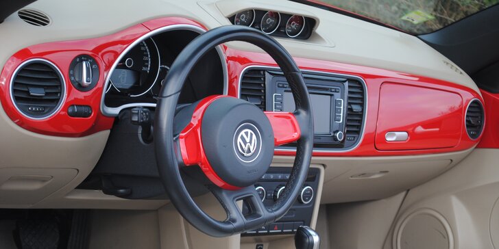 Moderní verze Volkswagenu Beetle se sklápěcí střechou: zapůjčení až na 15 dní pro 1 osobu