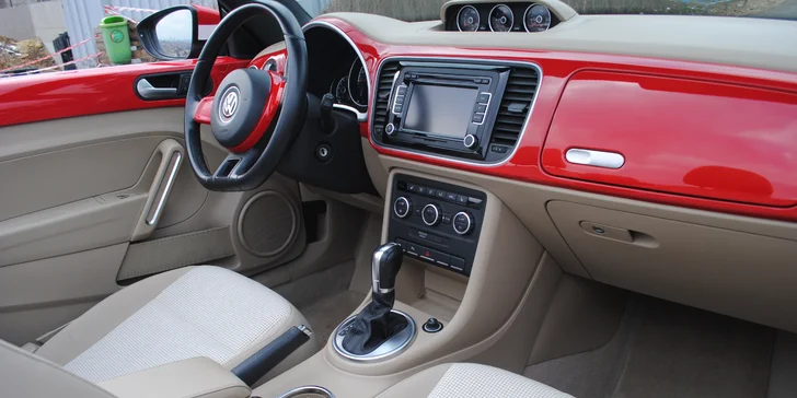 Moderní verze Volkswagenu Beetle se sklápěcí střechou: zapůjčení až na 15 dní pro 1 osobu