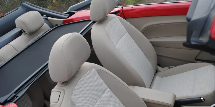 Moderní verze Volkswagenu Beetle se sklápěcí střechou: zapůjčení až na 15 dní pro 1 osobu