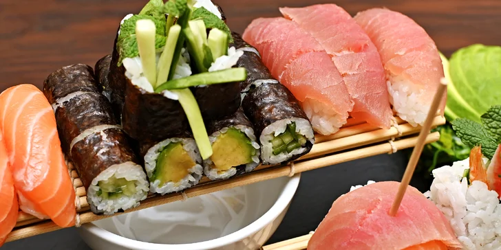 Sushi menu na Novém Městě: 24–57 rolek, saláty, závitky i kuřecí špízy