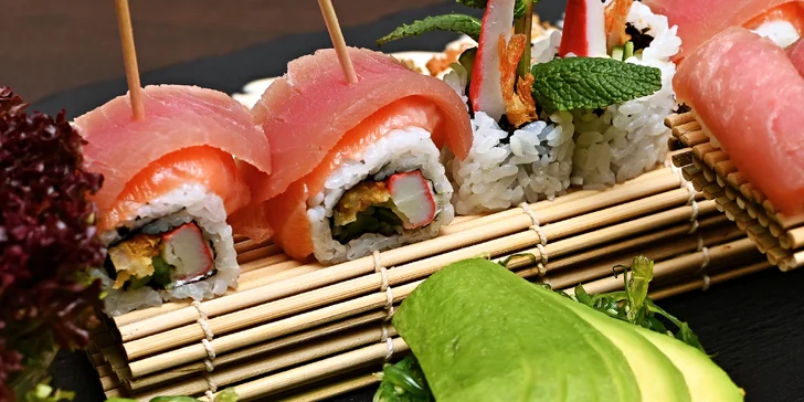 Sushi menu na Novém Městě: 24–57 rolek, saláty, závitky i kuřecí špízy