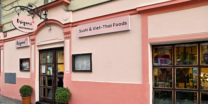 Sushi menu na Novém Městě: 24–57 rolek, saláty, závitky i kuřecí špízy