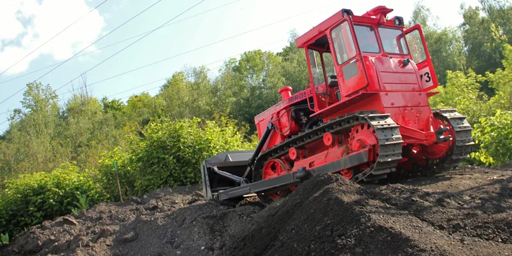 Přehrň písečnou dunu nebo přemísti haldu: vyzkoušejte si jízdu v buldozeru na vlastní kůži