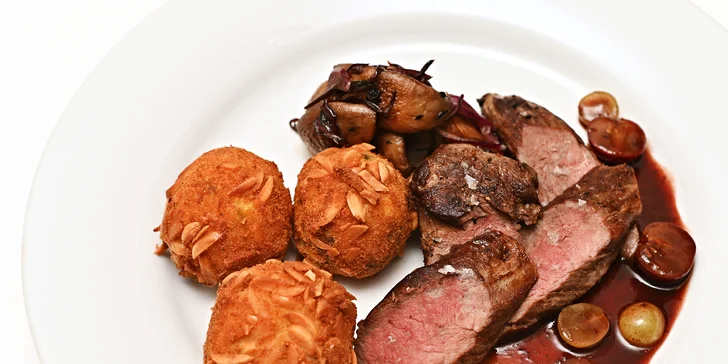Valentýn na Malé Straně: tříchodové menu i s lahví vína pro 2 osoby