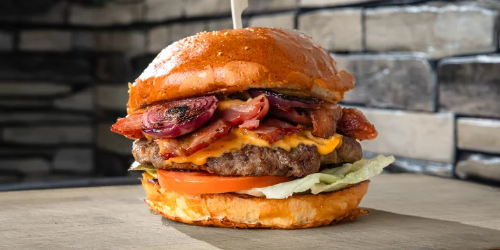 Burger s írskym hovädzím mäsom a dvojitou dávkou slaniny