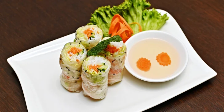 Sushi menu na Novém Městě: 24–57 rolek, saláty, závitky i kuřecí špízy