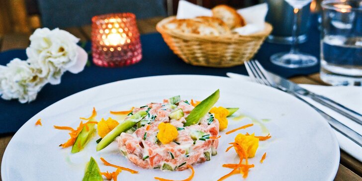 Valentýnské menu v moderní restauraci: losos, žampionový krém, kachní prso i dezert