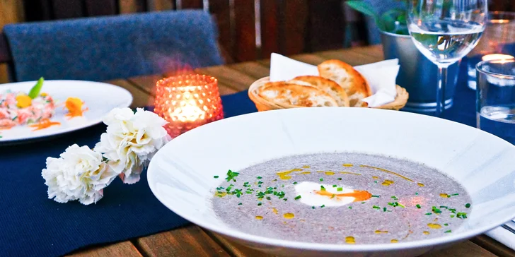 Valentýnské menu v moderní restauraci: losos, žampionový krém, kachní prso i dezert