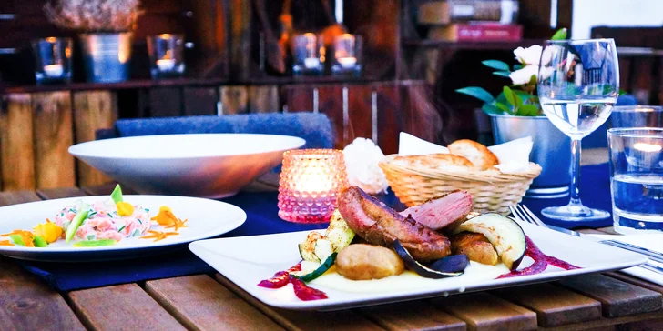 Valentýnské menu v moderní restauraci: losos, žampionový krém, kachní prso i dezert