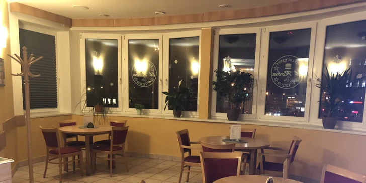 Burgery v centru Zlína: na výběr 10 druhů, k tomu hranolky a omáčka