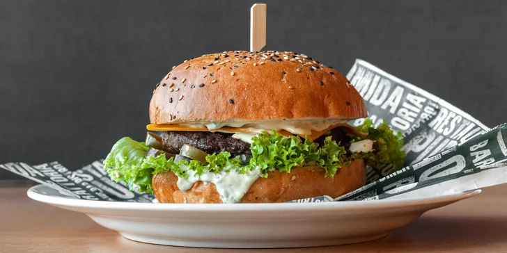 Burgery v centru Zlína: na výběr 10 druhů, k tomu hranolky a omáčka