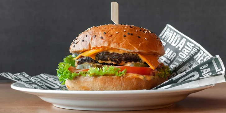 Burgery v centru Zlína: na výběr 10 druhů, k tomu hranolky a omáčka
